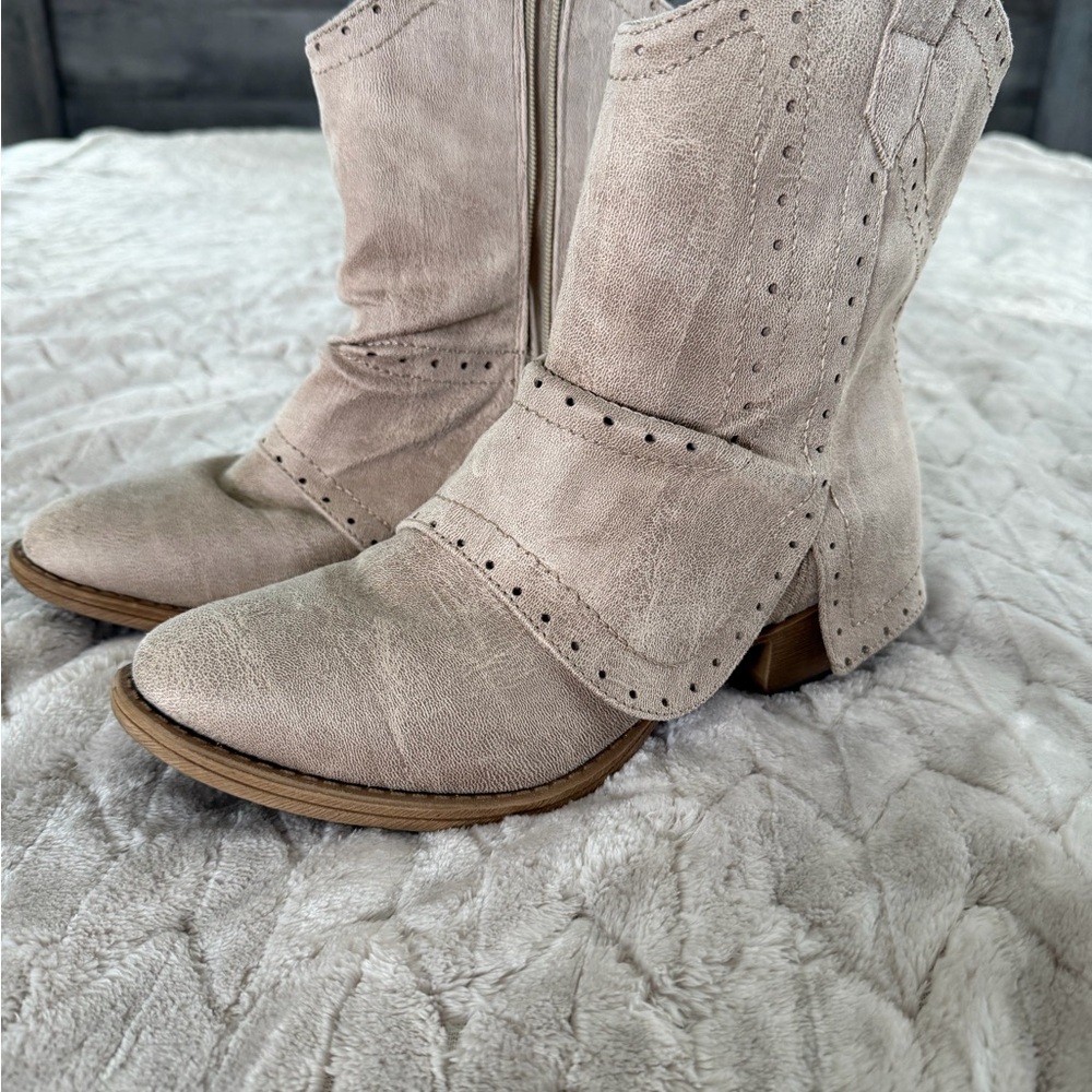 Stylish Beige Women's Boots